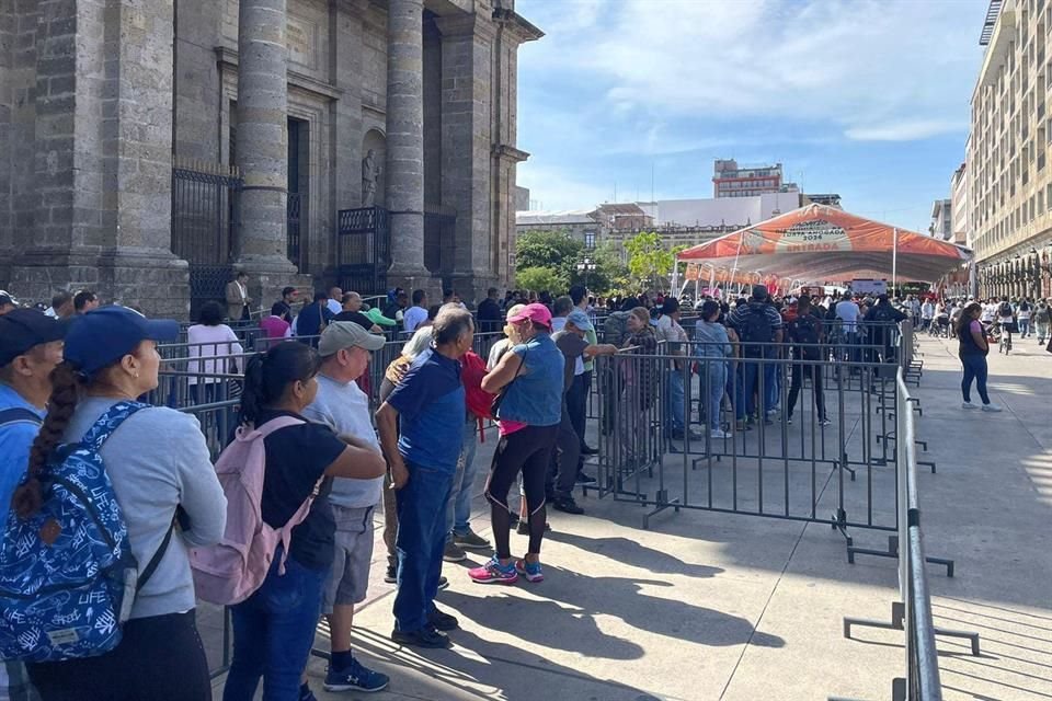 Personas hicieron una larga fila para recibir su torta ahogada.