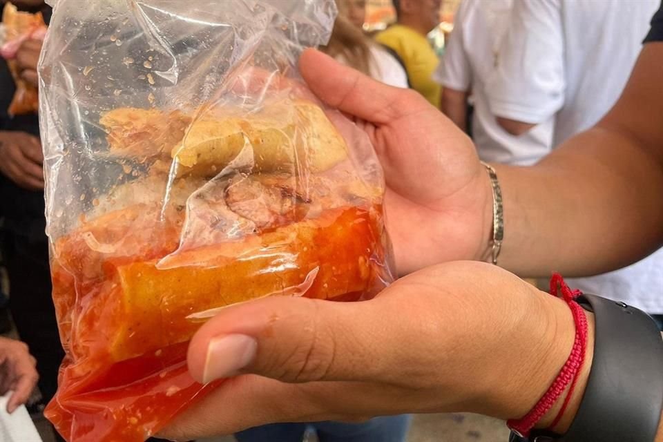 Miles de tapatíos disfrutaron de su torta ahogada en bolsa.