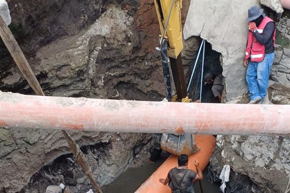 El socavón apareció el 3 de julio debido a que colapsó el colector sanitario de la zona, el cual, según la autoridad, cumplió su vida útil.