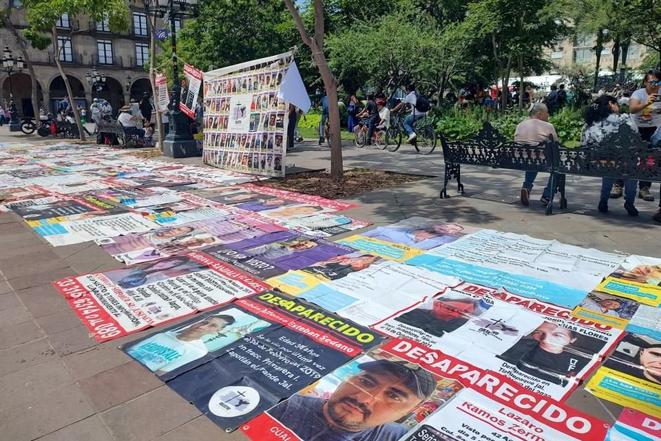 Pega de fichas y lonas con datos de desaparecidos en Jalisco, afuera de Palacio de Gobierno.