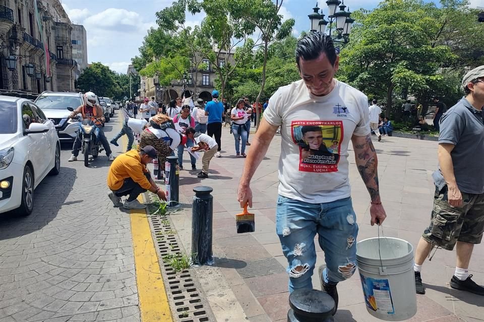 Pega de fichas de desaparecidos afuera de Palacio de Gobierno.