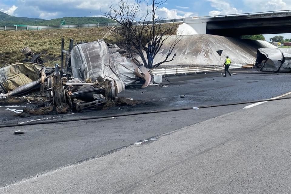 Una pipa que transportaba diésel volcó y se incendió en la Autopista GDL-Colima, en Sayula; una persona murió y dos resultaron lesionadas.