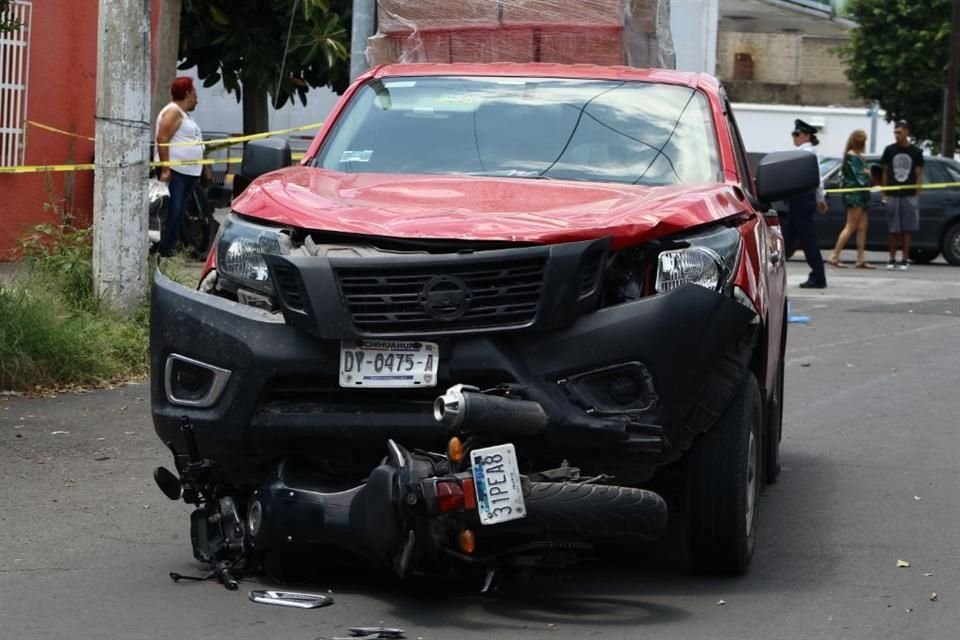 Un motociclista murió embestido por una camioneta en la Colonia Progreso; unos testigos acusan a conductora, pero otro hombre se asumió culpable.