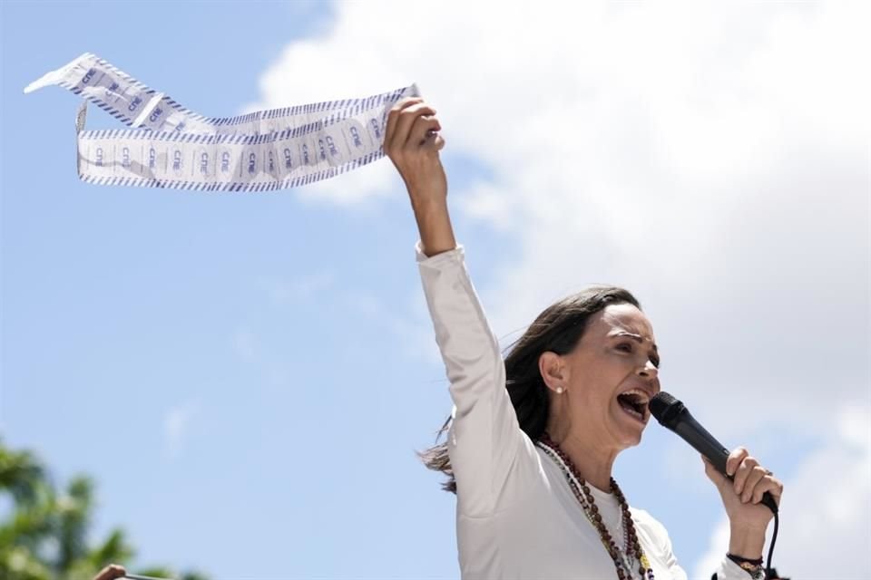 La líder opositora María Corina Machado sostiene listas de conteo de votos durante una protesta contra la reelección del presidente Nicolás Maduro, en Caracas, Venezuela, el 28 de agosto de 2024.