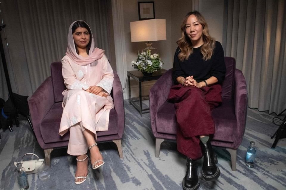 Malala Yousafzai y la directora  Sue Kim en el Festival de Cine de Toronto.