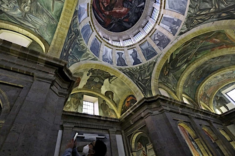 Aunque aseguran que sólo se abrió un pasillo de la Capilla Mayor, hubo invitados que se tomaron fotos con los murales de Orozco.