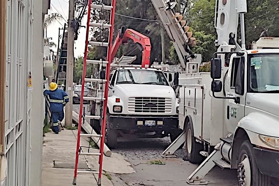 En Villas del Ixtépete, Zapopan, tras el cambio de un poste, se quedaron sin alumbrado público cuatro cuadras, desde hace casi dos meses.