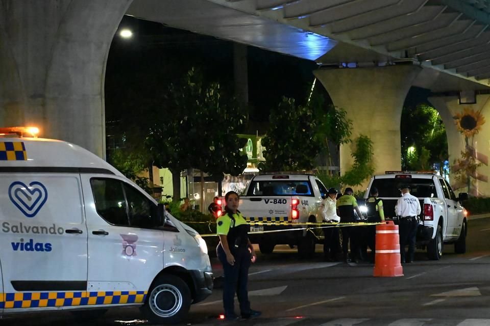 Un hombre de la tercera edad murió atropellado por un auto, sobre Ávila Camacho, al cruce con Federalismo, en San Miguel de Mezquitán.