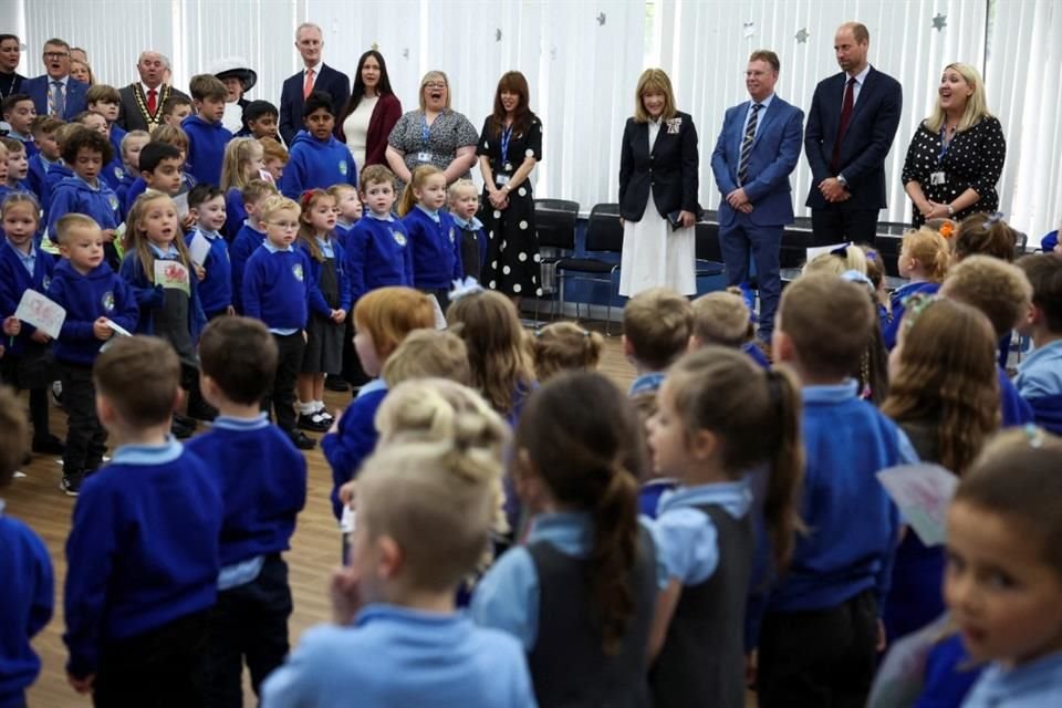 La jornada del Príncipe de Gales incluyó una reunión con estudiantes y personal de la Escuela Primaria en Llanelli.