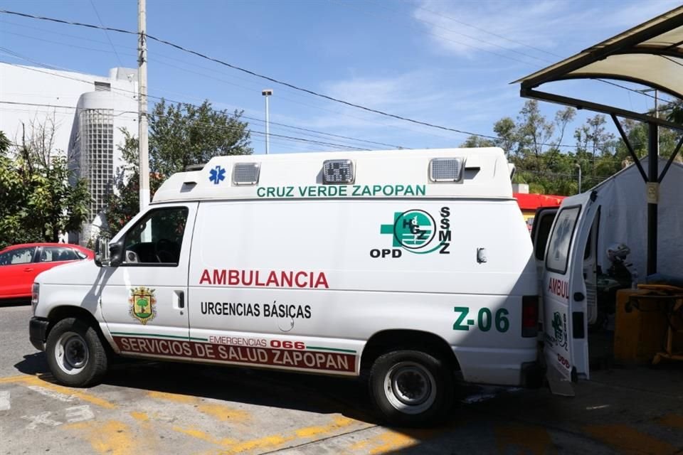 Por estar jugando con un arma de fuego, un hombre tuvo que ser llevado a la Cruz Verde Las Águilas, pues se le soltó un tiro que le causó una herida en la cabeza.
