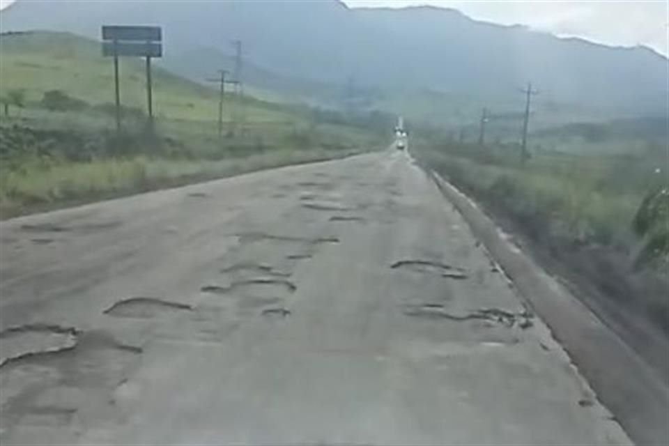 Las carreteras federales de Jalisco se encuentran en mal estado.