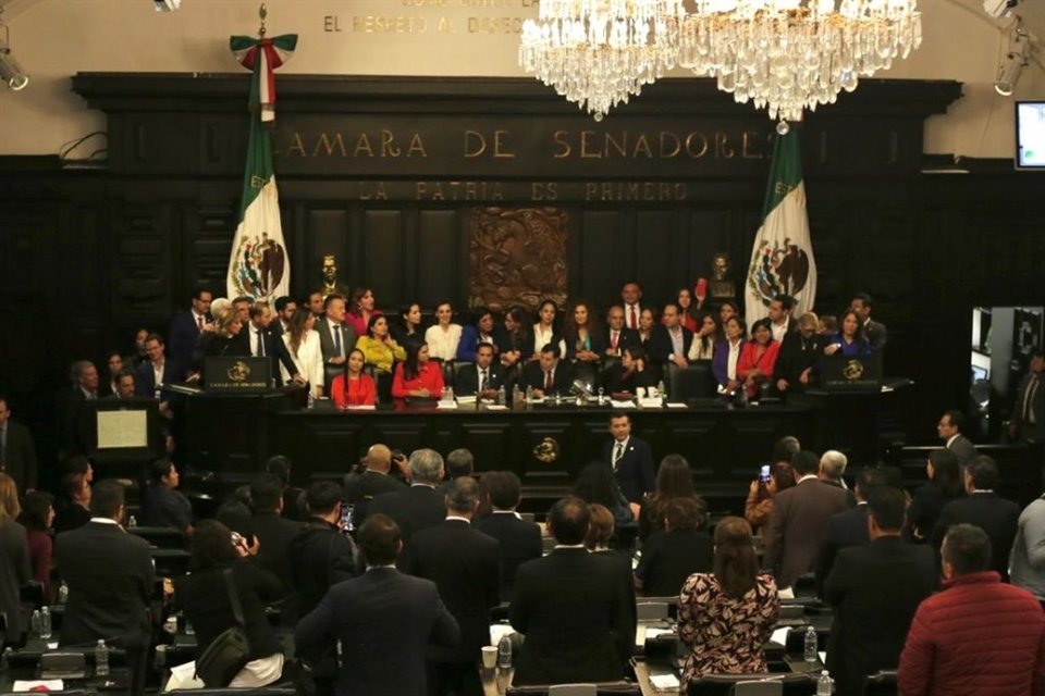 Senadores de Oposición subieron al estrado en la sede alterna del Senado, con lo que buscaban frenar la sesión.