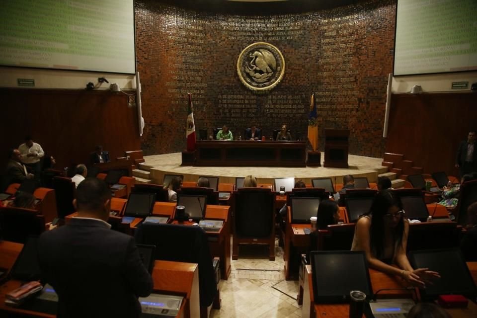 El Congreso de Jalisco pasó de tener autorizado 1.4 mdp para 'Congresos y Convenciones', a conseguir 7.3 mdp, más un megapuente.