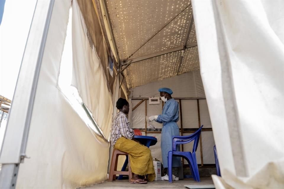 Un trabajador de salud atiende a un paciente de mpox el 19 de agosto del 2024, en el Congo.