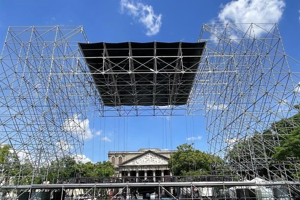 En la Plaza Liberación ya se alista el montaje para los festejos del Grito de Independencia.