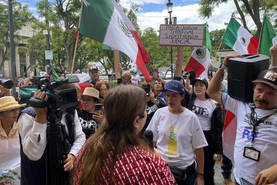 Empleados de la Judicatura federal que se manifestaron contra la reforma judicial afuera del Congreso de Jalisco, fueron atendidos por la diputada priista Hortensia Noroña.
