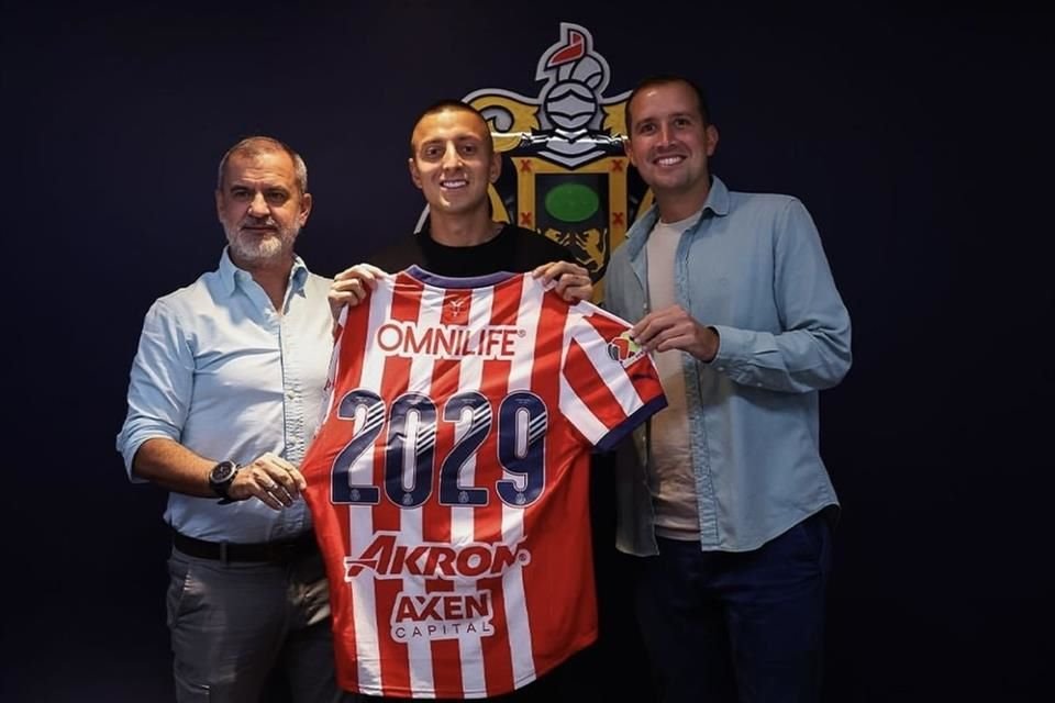 Roberto 'Piojo' Alvarado renueva contrato con Chivas.