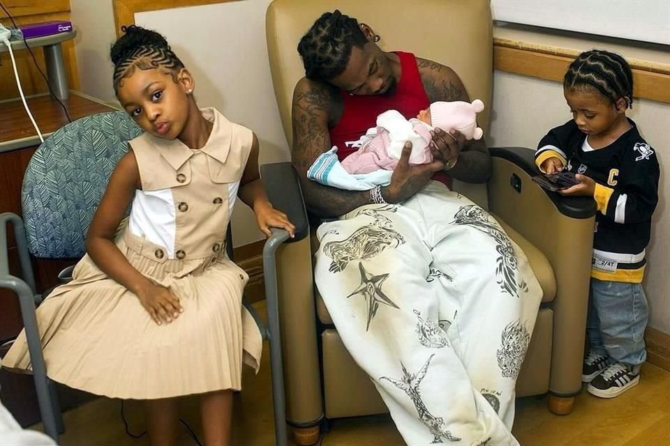 En las fotos se ve a Offset como orgulloso papá, e incluso a sus otros dos hijos, Kulture, que nació en 2018, y Wave, que llegó en 2021.