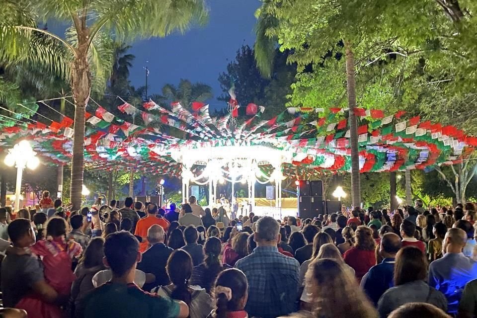 Vecinos de la Colonia Chapalita organizan su tradicional Grito en la glorieta.