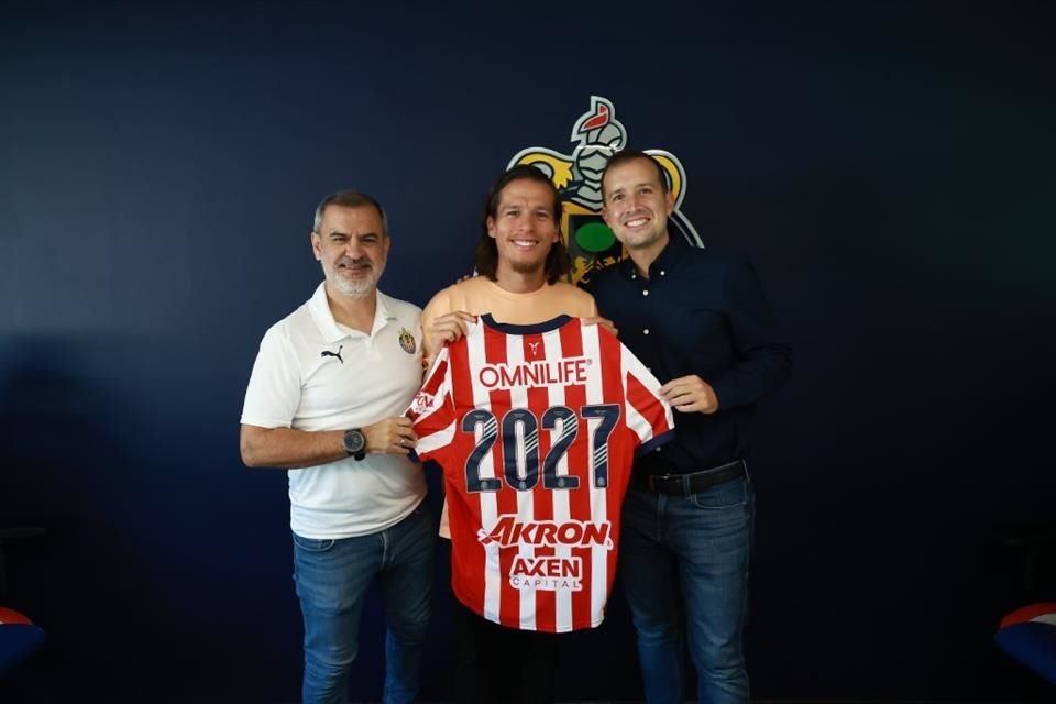 'Oso' González renovó su contrato con Chivas hasta el 2027.