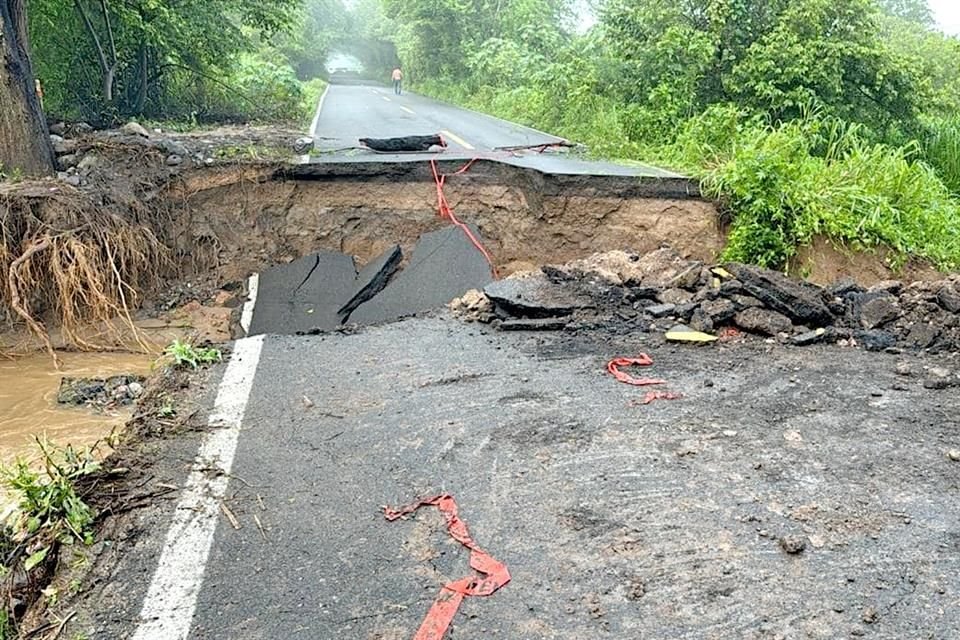 Las lluvias causaron el colapso de la Carretera 80, en Casimiro Castillo; se habilitó una brecha para el tránsito vehicular.