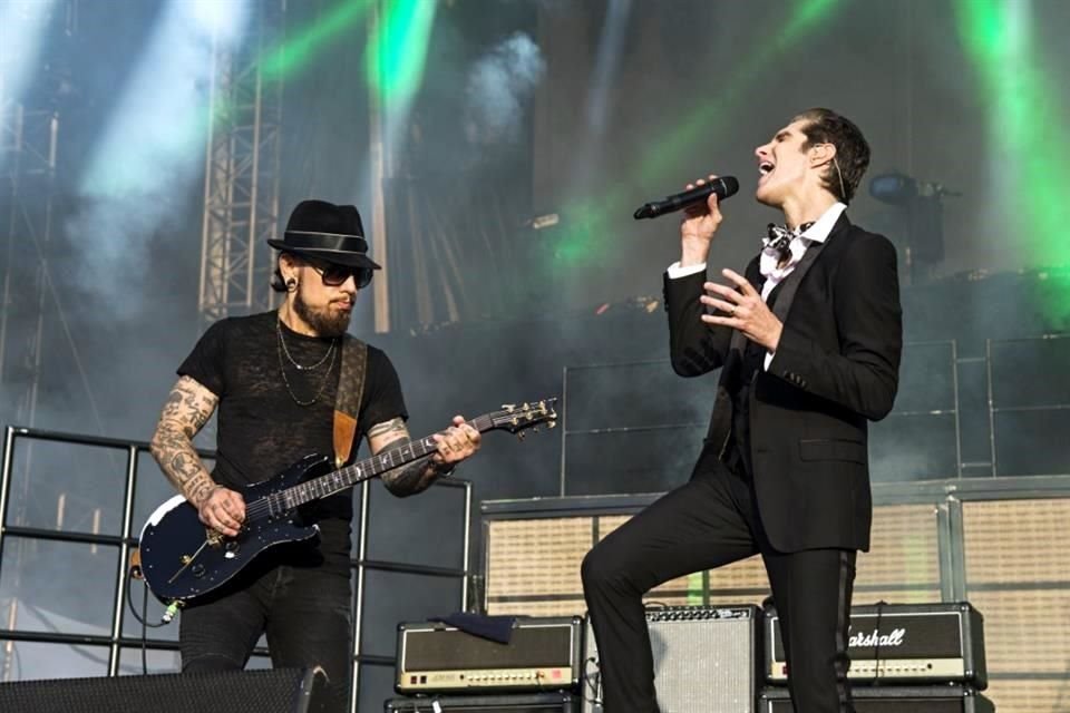 Las molestias se notaron más durante la canción 'Over Size' por parte de Perry Farrell hacia el guitarrista Dave Navarro.