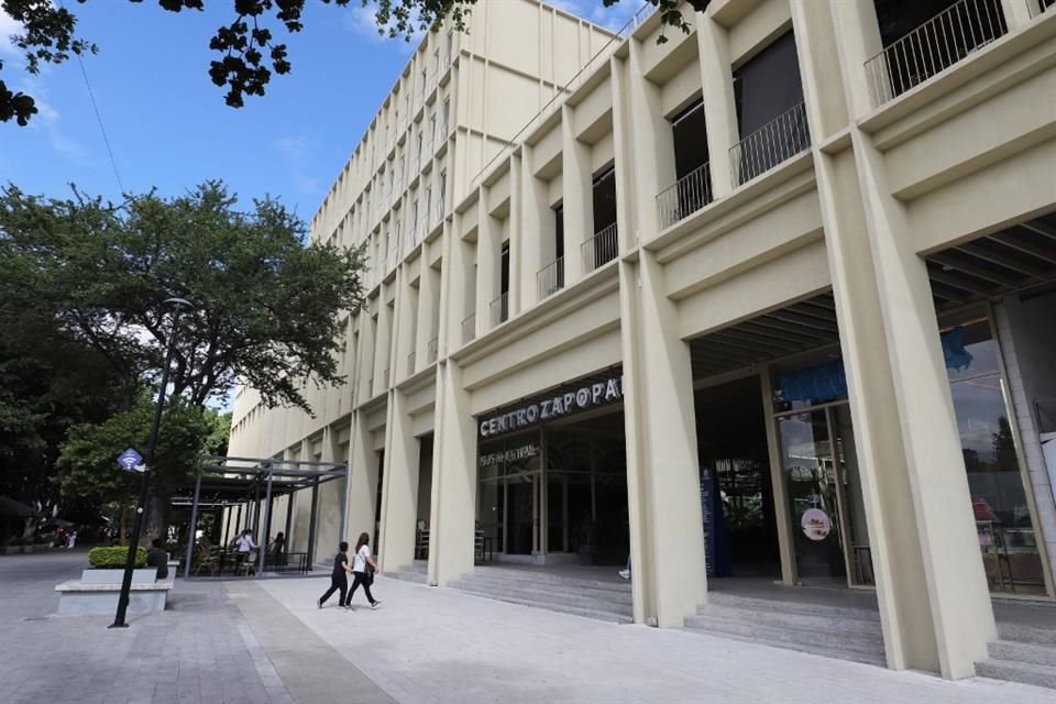 Así luce actualmente Centro Zapopan, con algunos locales comerciales ya funcionando.