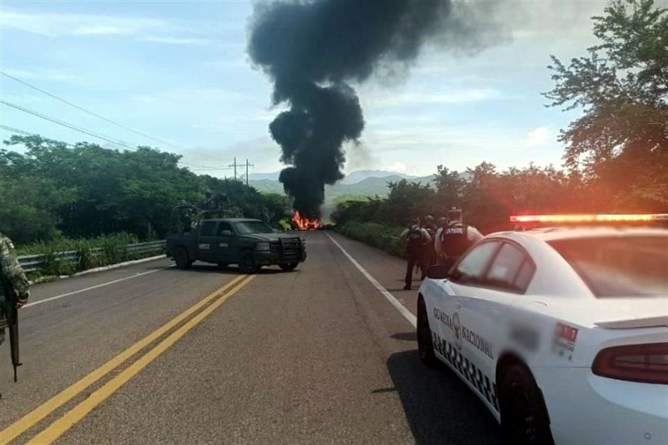 Grupos armados bloquearon con ponchallantas e incendo de objetos la Carretera Libre de Villa Unión a Durango, en Sinaloa.