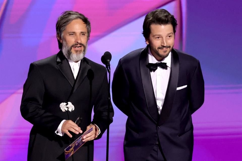 Diego Luna y Gael García Bernal manifestaron su deseo de romper fronteras en los Emmys 2024, donde ambos presentaron un premio en español.