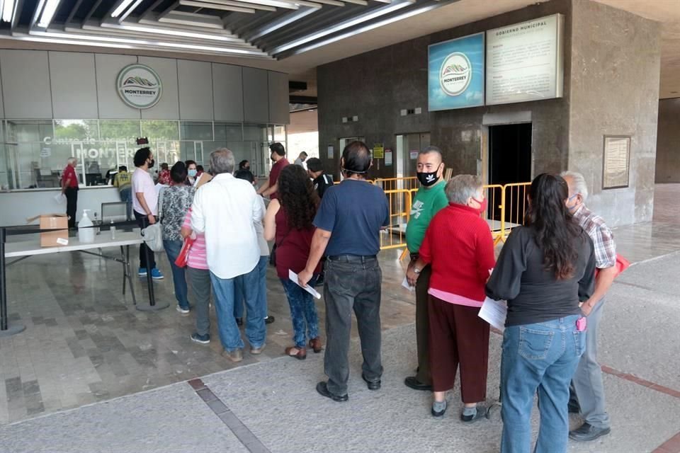 Desde temprano, adultos mayores acudieron a registrarse para recibir la vacuna contra el Covid-19.
