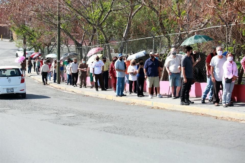 Cientos de personas llegaron desde temprano a hacer fila en el módulo ubicado en el Parque Tucán.