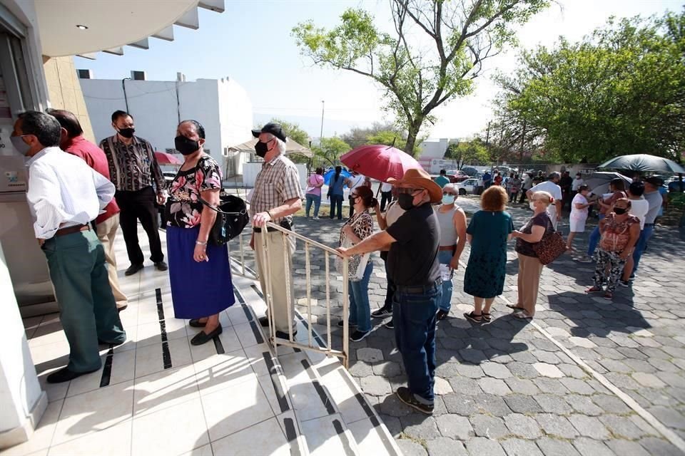 Pese a la presencia de cientos de adultos mayores, en el lugar no había funcionarios municipales que orientaran.