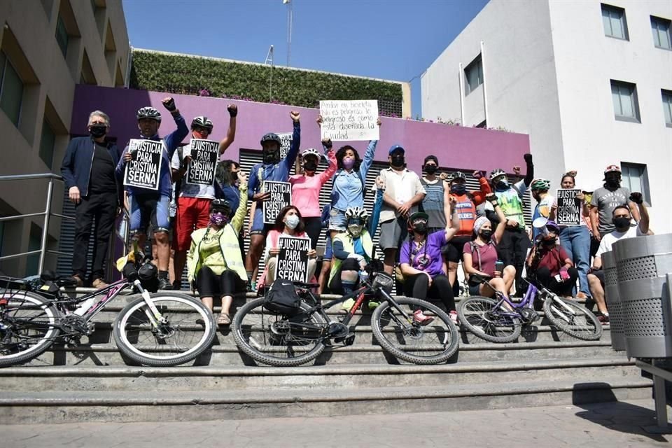 Un grupo de ciclistas acudió al lugar con carteles en manifestación para exigir justicia para Cristina Serna.
