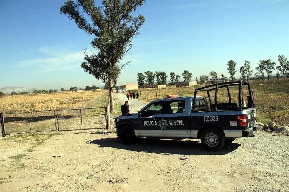 El cadáver de un hombre colgado en la cerca de un sembradío fue encontrado hoy en el poblado de El Zapote del Valle, en Tlajomulco.