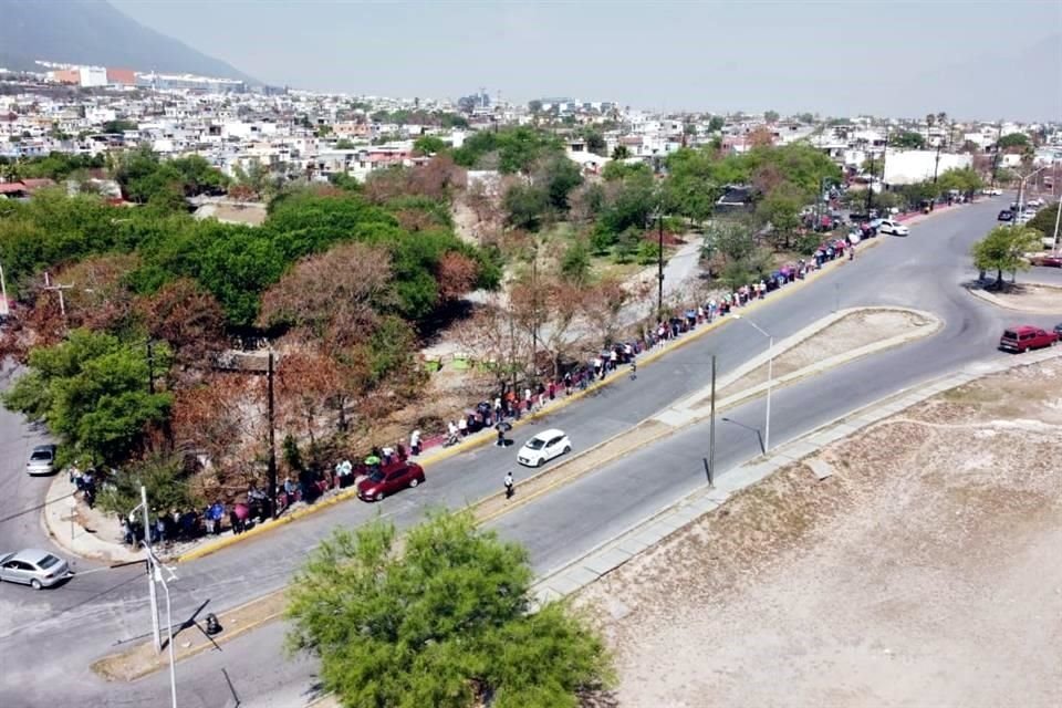 Las largas filas se extendieron hasta el exterior del inmueble.