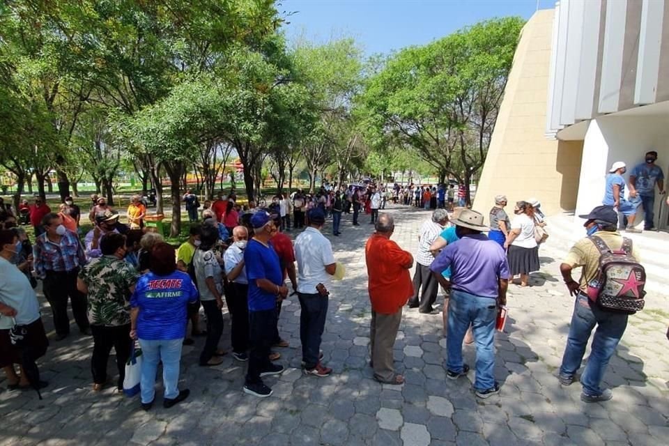 En el módulo del Parque Aztlán, más de 200 personas hacían fila hasta antes del mediodía.