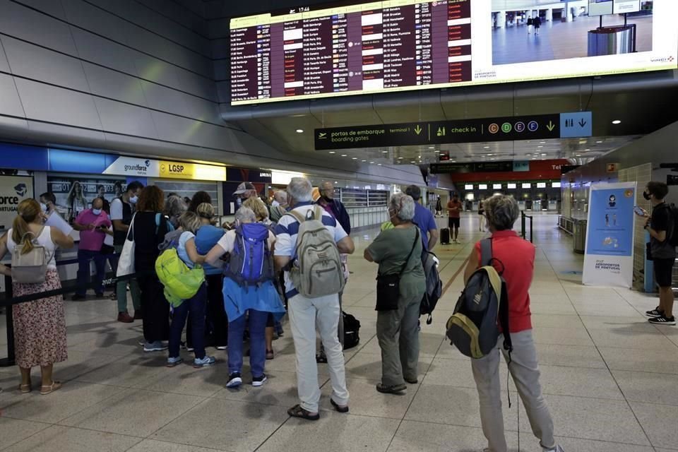 Clientes que compraron boletos baratos se quejan de que las aerolíneas les están cambiando los horarios y vuelos.