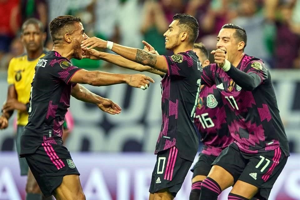 Tras anotar, Orbelín Pineda de inmediato buscó a su compañero Jonathan dos Santos para festejar con él.