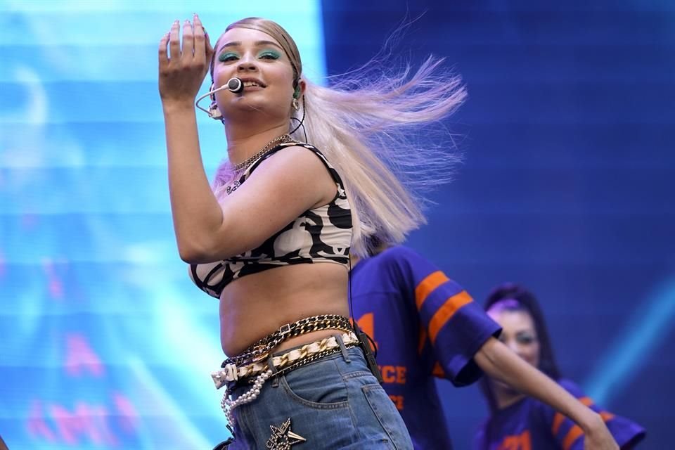 Kim Petras, considerada la 'Ariana Grande Dark', sacudió el escenario Lake Shore con temas como 'Icy' y 'Malibu'.