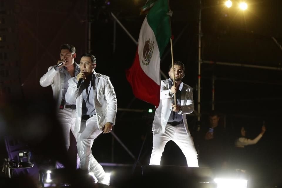 La Plaza Liberación de Guadalajara se convirtió la noche de este domingo en una enorme pista de baile, con La Arrolladora Banda El Limón.