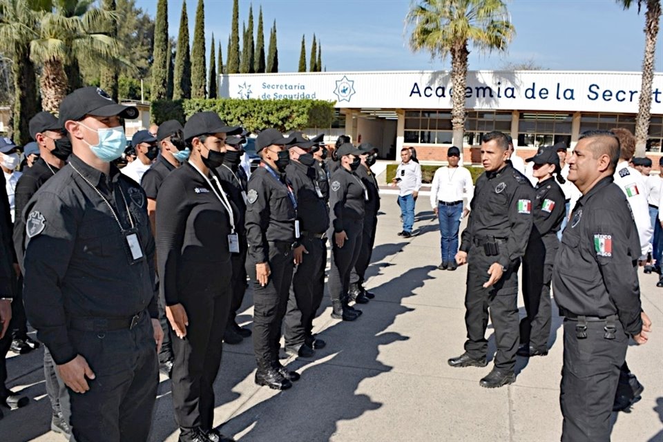 Los oficiales tienen que compaginar su labor policial con la capacitación. 