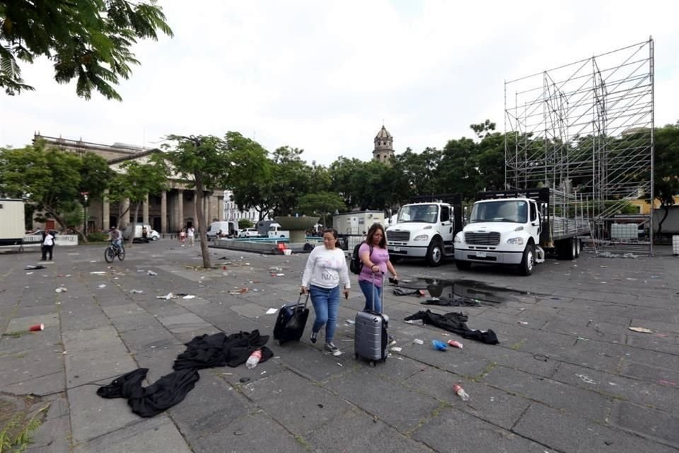 BASURA ARROLLADORA. La noche del 15 de septiembre, tras el Grito de Independencia, se presentó la Arrolladora Banda El Limón en la Plaza Liberación... y todavía ayer por la tarde había basura.