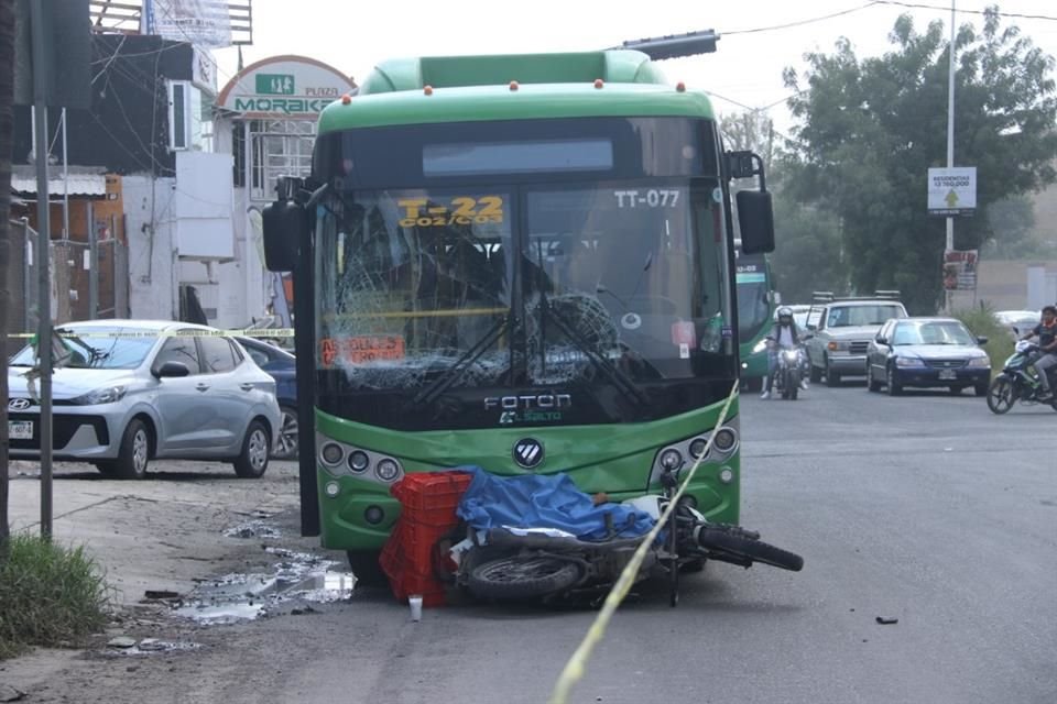 El chofer de un urbano riñó con el conductor de un vehículo pesado que le cerró el paso y se echó de reversa, prensando a un motociclista.