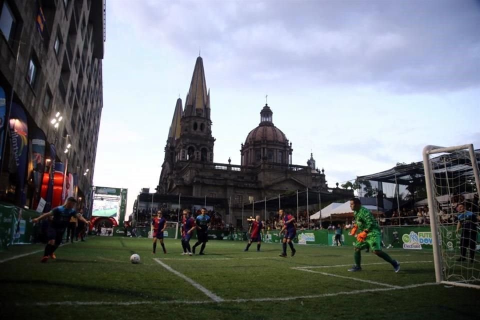 El mini estadio se encuentra en Paseo Alcalde, muy cerca de la Catedral.