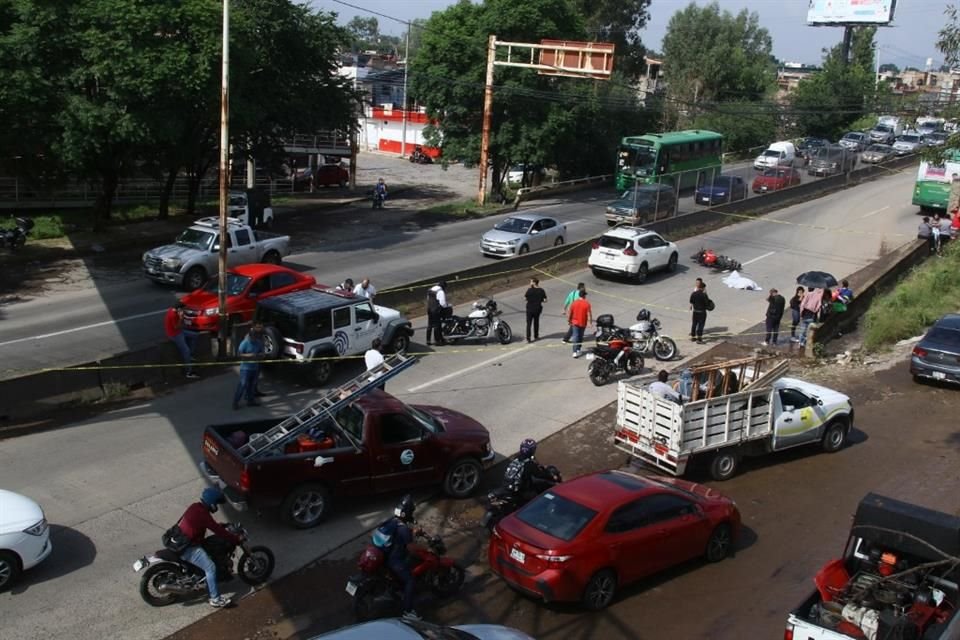 Motociclista perdió la vida luego de un accidente vehicular en San Pedrito, Tlaquepaque: chocó, cayó y fue arrollado por transporte público.