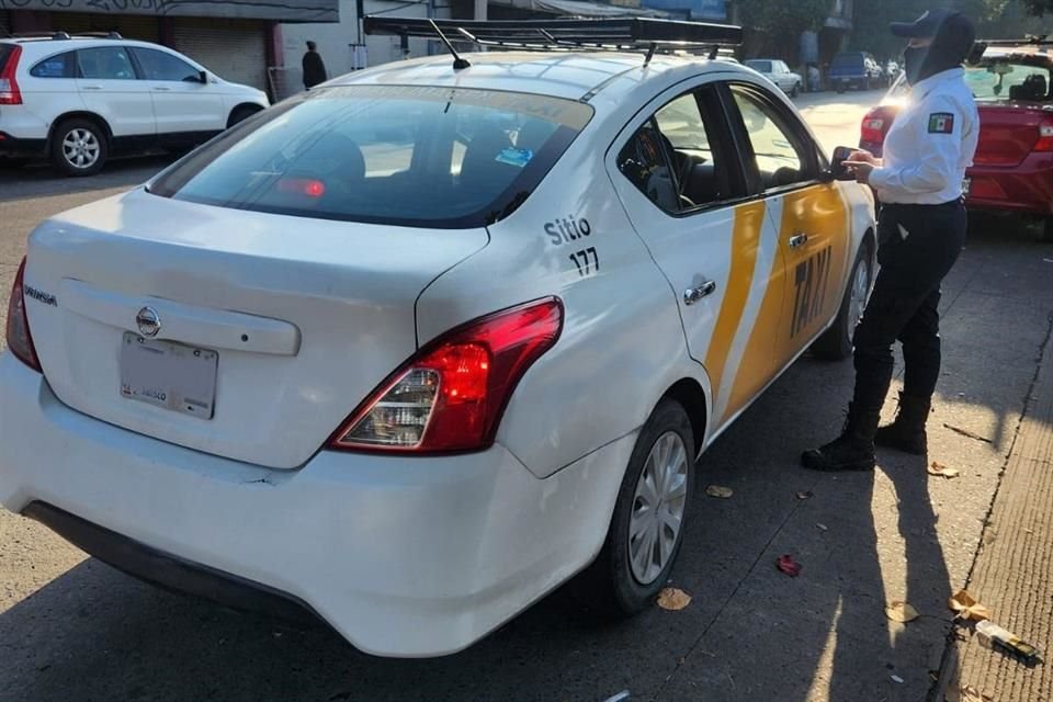 La Secretaría de Transporte implementó operativo de vigilancia en taxis y multó a 105 por no usar taxímetro o no tener papeles en regla.