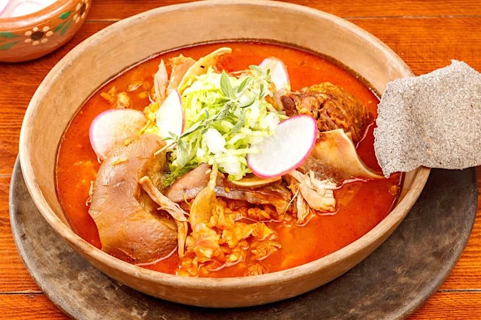 El pozole es un emblema de la cocina mexicana y con su degustación puedes seguir festejando el mes patrio con sus variantes blanco y rojo.