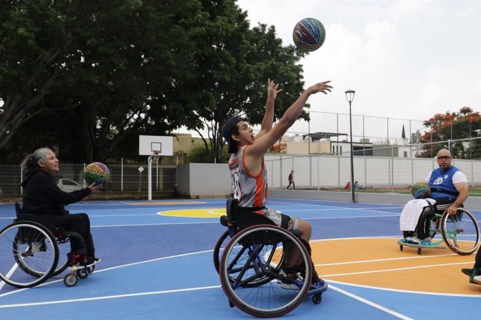 En total fueron rehabilitadas 11 canchas donde se practican distintos deportes como fútbol soccer, fútbol rápido, basquetbol, voleibol y frontón.