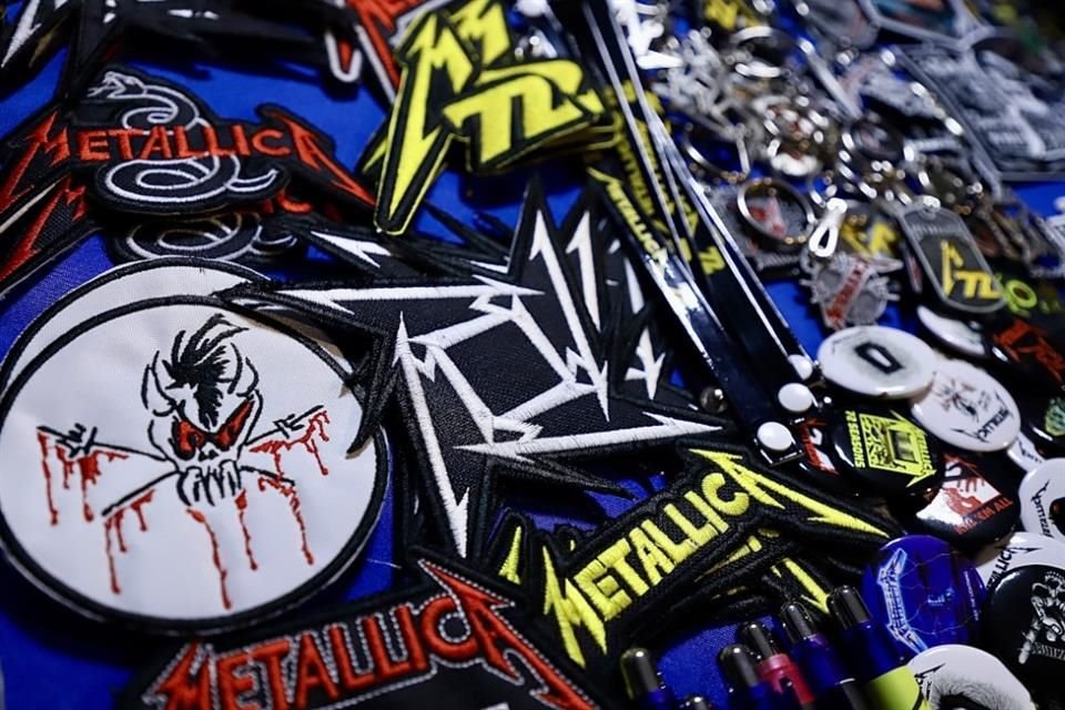 Parches, pines, playeras y tazas son algunos de los tantos souvenirs que abundaron fuera del nuevo estadio donde se presentó Metallica.