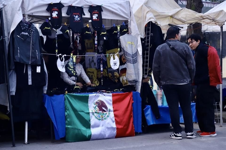 Gorras, chamarras y playeras con el logotipo de la agrupación.